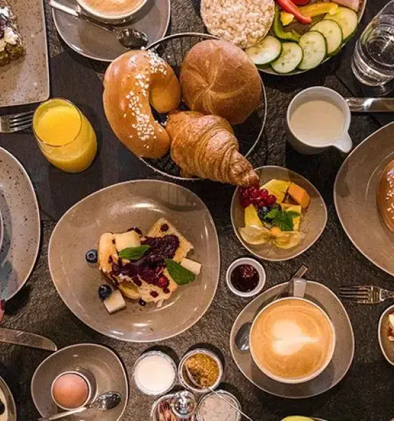 Frühstück im Silent Spa, Aufnahme von oben: Gebäck, Früchte, Ei, Kaffee, Gemüse, Orangensaft