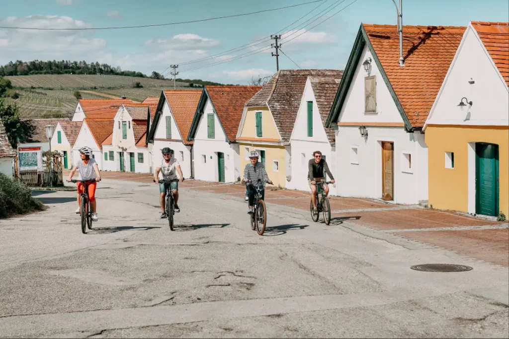 Vier Personen, die eine Radtour durch die Kellergassen machen