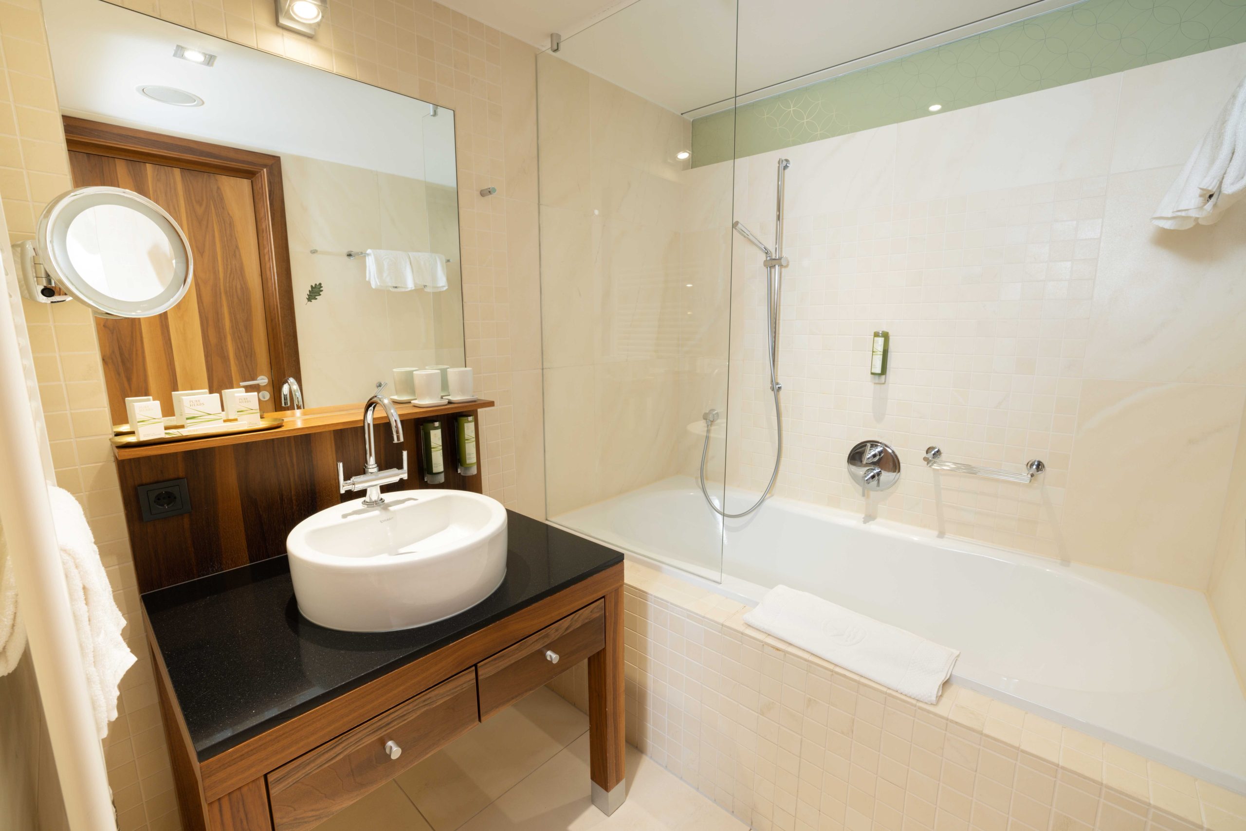 Badezimmer Aufnahme: Waschbecken, Dusche/Badewanne