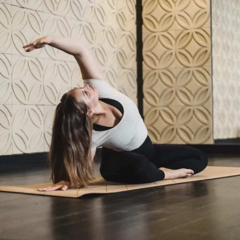 Yoga-Pose einer Frau im Ruheraum im Silent Spa