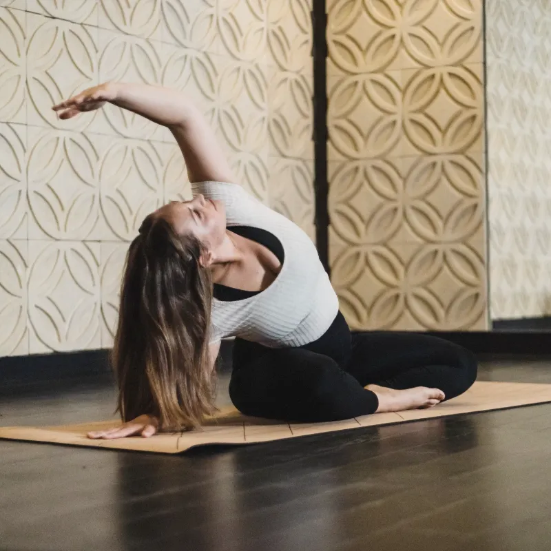 Yoga-Pose einer Frau im Ruheraum im Silent Spa