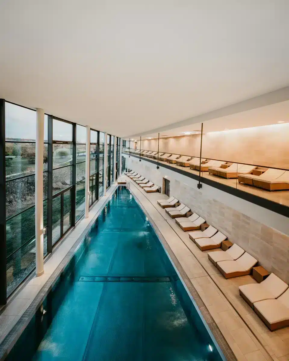 Indoor-Pool im Hotel-Spa-Bereich mit Komfortliegen im Hintergrund