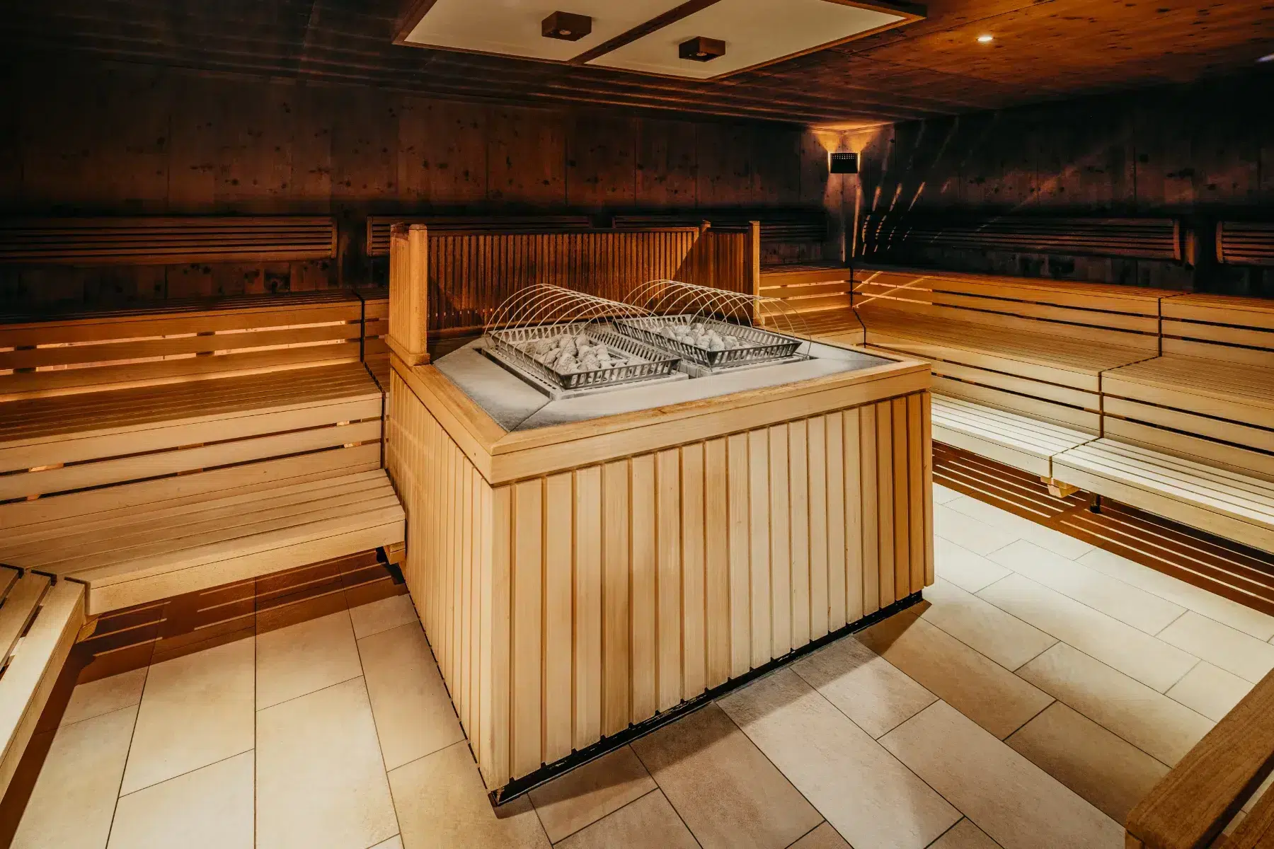 Nachtaufnahme eines Sauna-Innenbereichs