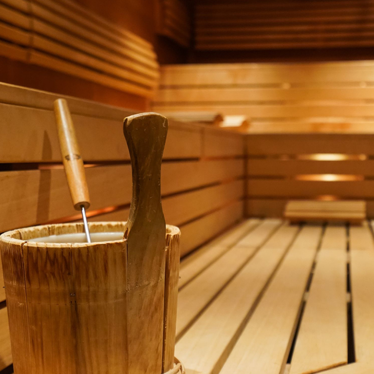 Sauna-Nahaufnahme mit Saunakübel im Vordergrund