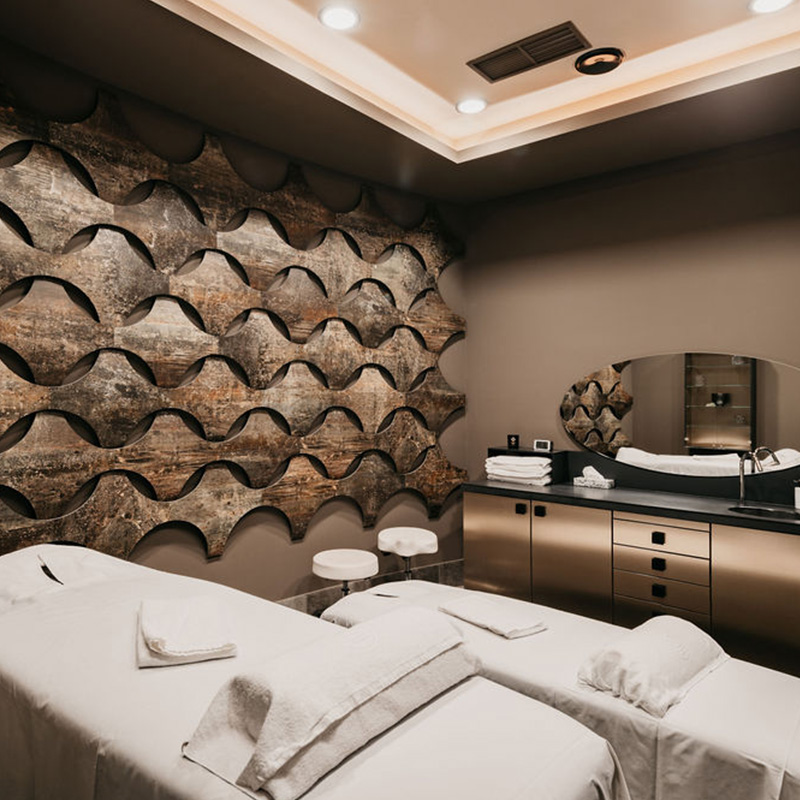 Massageraum im Silent Spa mit Massageliegen im Vordergrund