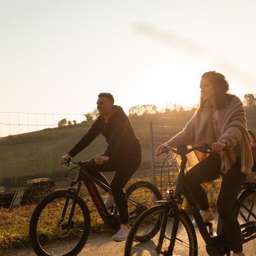 Mann und Frau fahren mit dem Fahrrad, Herbststimmung