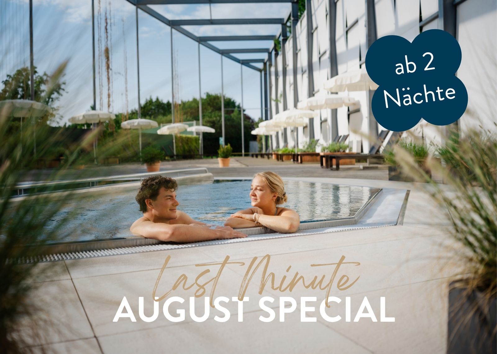 Pärchen im Hotel Spa Außenbereich, Aufschrift LAs Minute August Special ab 2 Nächte